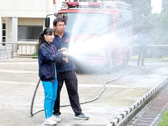 學生體驗消防射水。（消防局提供）
