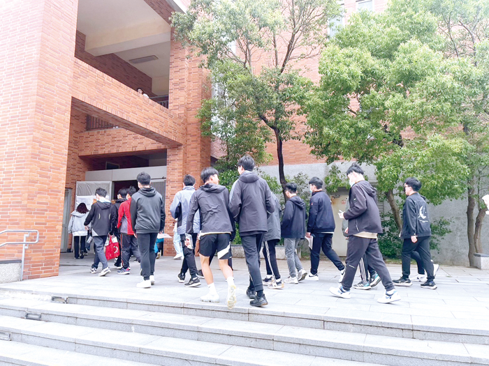 113學年度四技二專統一入學測驗落幕,考生進入試場應試。(金大提供)