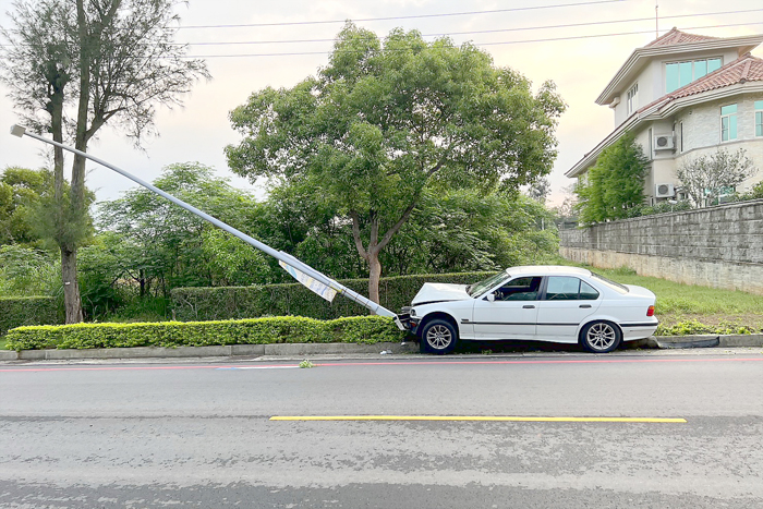 金寧鄉慈湖路二段，一輛自小客車撞擊路燈，導致嚴重傾斜。（金城分局提供）