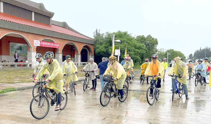 i台灣2.0金門縣軍經聚落歷史宗教文化巡禮，騎單車走訪金沙秘境。
（陳麗妤攝）