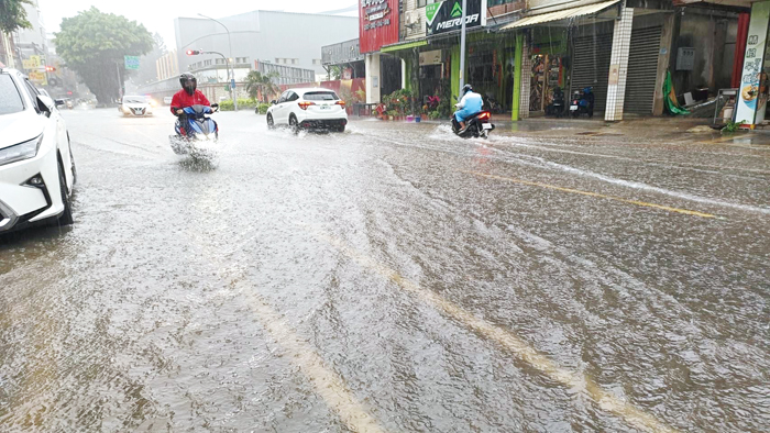 昨日上午一陣大雷雨，導致金城鎮民權路一度積水。（民眾提供）