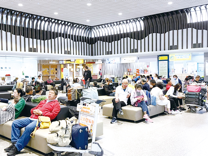 尚義機場受到濃霧影響,不少旅客滯留於機場。(高凡淳攝)