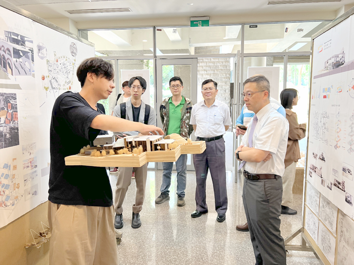 金門大學建築系學子創意設計作品，在金大圖書館地下一樓展覽，學生解說設計構想。（金大提供）