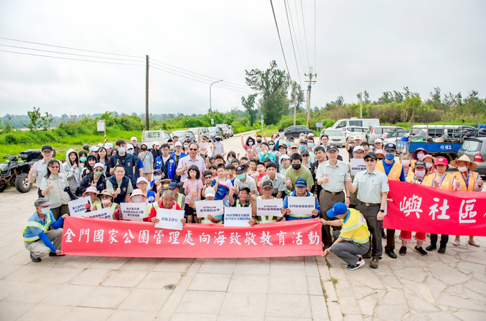金管處邀集在地社區、機關及學校於金沙鎮馬山沿岸舉辦淨灘活動。
（金管處提供）