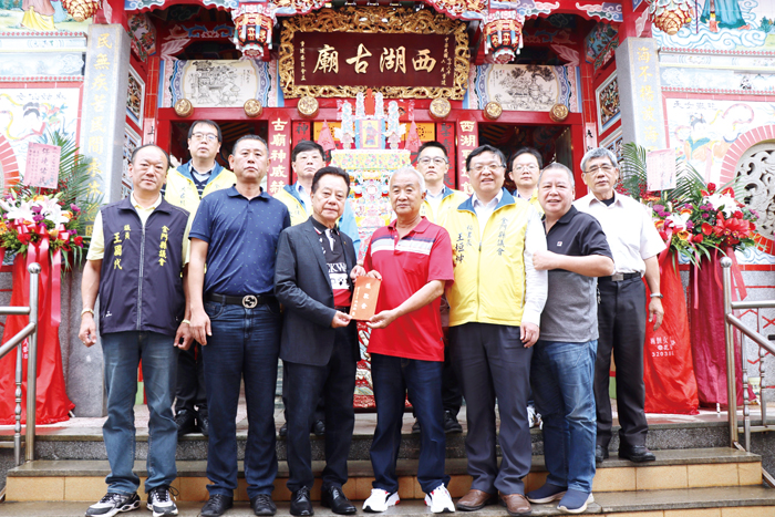 縣議會前往烈嶼鄉西湖古廟上香。（議會提供）