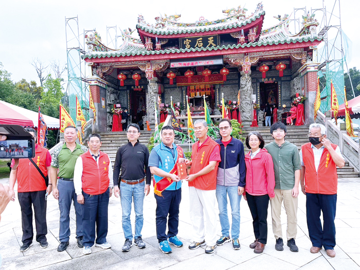 媽祖聖誕，金城鎮公所團隊前往天后宮上香祈福。（金城鎮公所提供）