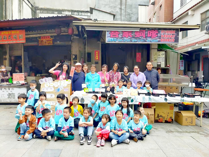 城幼大紅班、大紫班昨在貞節牌坊擺攤，體驗常民文化。（城幼提供）