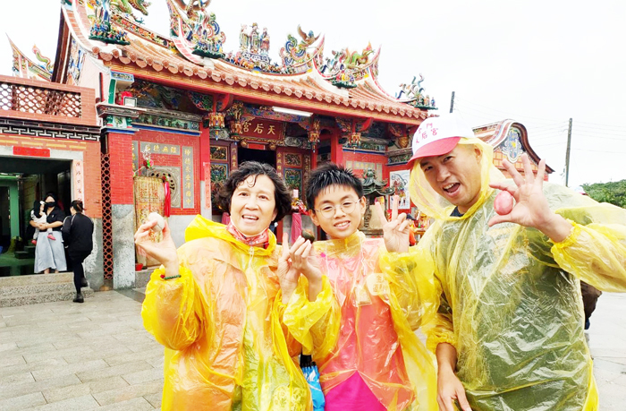 金湖鎮峰上天后宮舉辦「祭蜂」儀式，大人小孩爭相撿拾滾落於兩神輦間的紅鴨蛋、紅圓等物品，期許能帶來福氣和好運。（民眾提供）