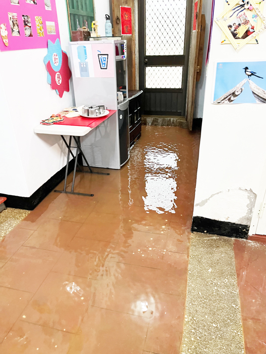 近日豪雨導致四埔社區照顧關懷據點淹水災情。（四埔社區提供）