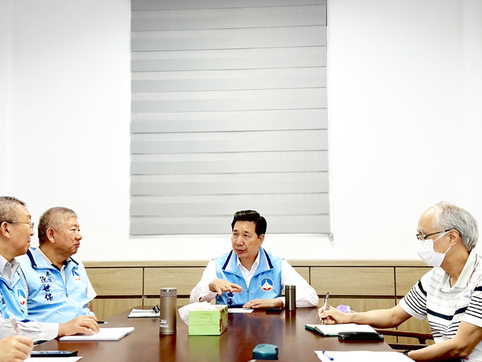 縣長陳福海邀集縣府參議共同研議離島建設條例。（縣府提供）