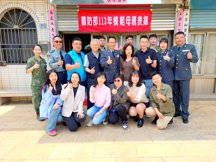 許玉治（二排右四）女士獲得113年度國防部模範母親殊榮。（許峻魁攝）