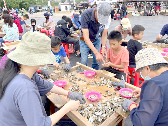 富有教育意義的剝蚵體驗，讓大小朋友、遊客們體驗。（高凡淳攝）