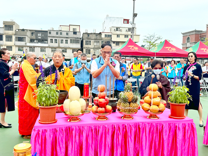 佛光山金蓮淨苑、金門佛光童軍團及佛光會中華總會金門各分會為慶祝2024國定佛誕節暨母親節，4日上午舉辦浴佛祈福活動。（陳冠霖攝）