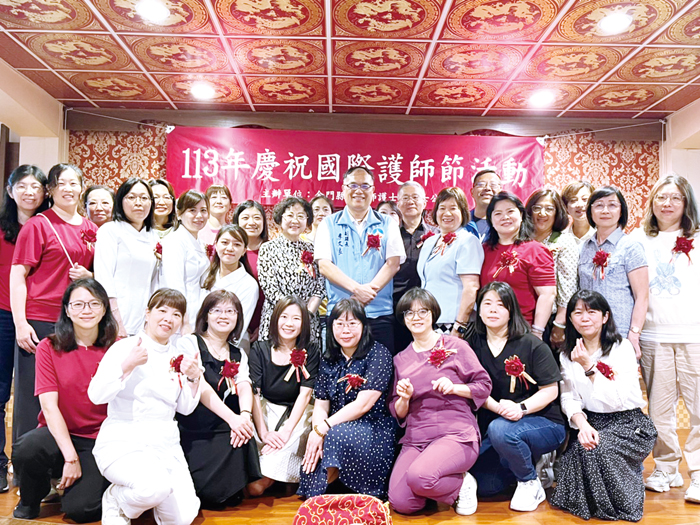 副縣長李文良表揚27位資深護理人員,及績優護理人員。(高凡淳攝)