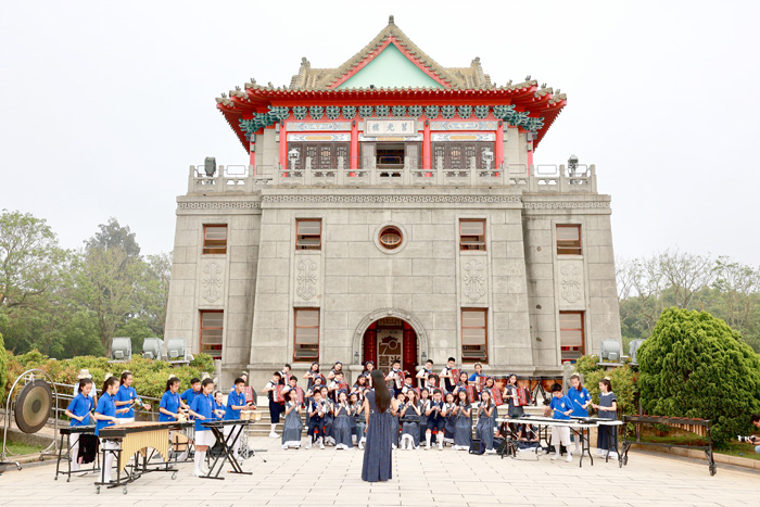 莒光國小與湖小國樂於莒光樓廣場打擊樂表演,帶給大家特殊的音樂饗宴。(湖小提供)
