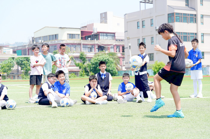 莒光與湖小學生透過體育足球課進行觀摩學習。（湖小提供）