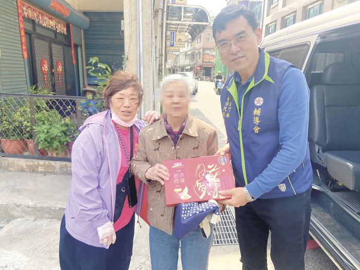 榮服處副處長彭致和感謝黃子芸協助關懷榮民。(榮服處提供)