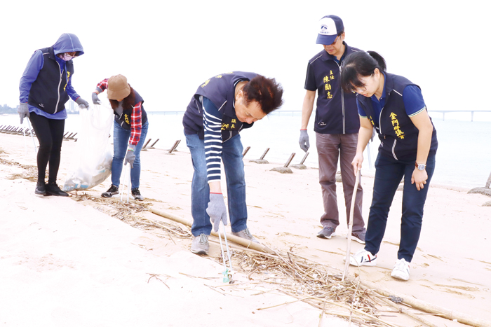 縣議會昨日在慈湖海灘舉行淨灘活動，議長洪允典及議會員工共同為地區環境整潔盡一份心力。（縣議會提供）