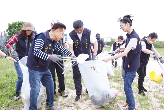 縣議會昨日在慈湖海灘舉行淨灘活動，議長洪允典及議會員工共同為地區環境整潔盡一份心力。（縣議會提供）