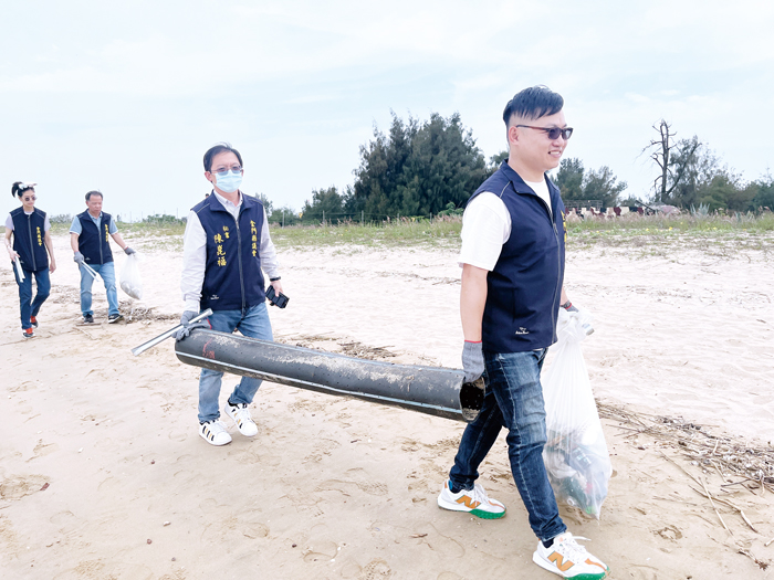 縣議會昨日在慈湖海灘舉行淨灘活動,議長洪允典及議會員工共同為地區環境整潔盡一份心力。(縣議會提供)