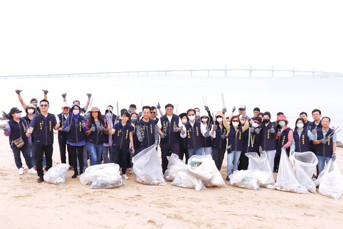 縣議會昨日在慈湖海灘舉行淨灘活動，議長洪允典及議會員工共同為地區環境整潔盡一份心力。（縣議會提供）