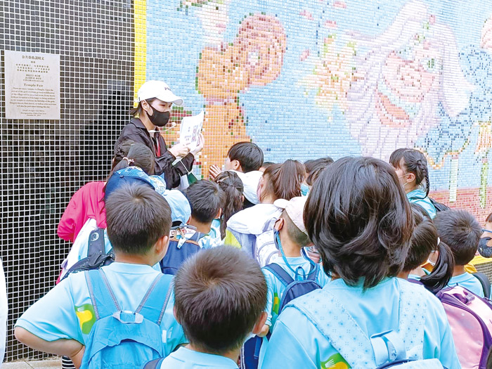 全校國小部師生、附設幼兒園學童、家長及志工共300人,齊聚烈嶼鄉各傳統社區,開展一場生動活潑的學習之旅。(金寧中小學提供)