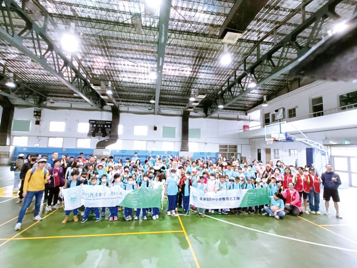 金寧中小學國小部暨幼兒園師生及幼兒園學童共同辦理「親子春遊共學趣」活動。（金寧中小學提供）