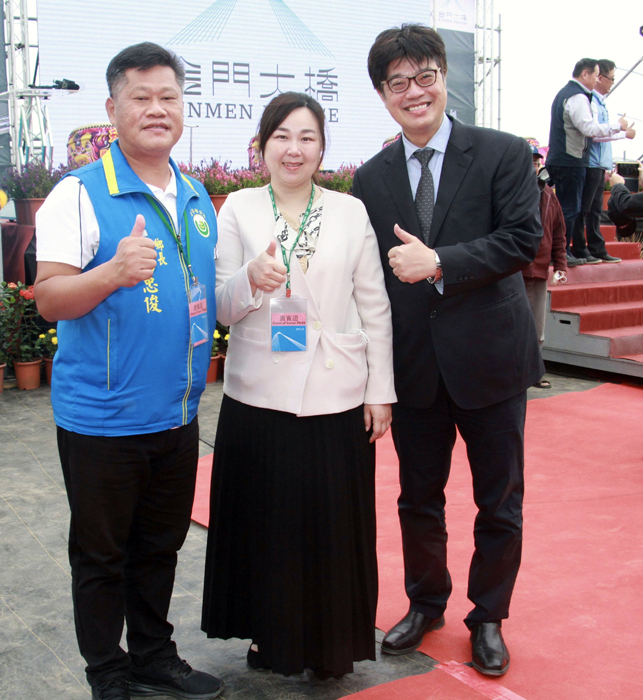 內定接任陸委會主委的邱垂正(右)落籍金門16年,經常出席地區各項重要活動。
(李金生攝)