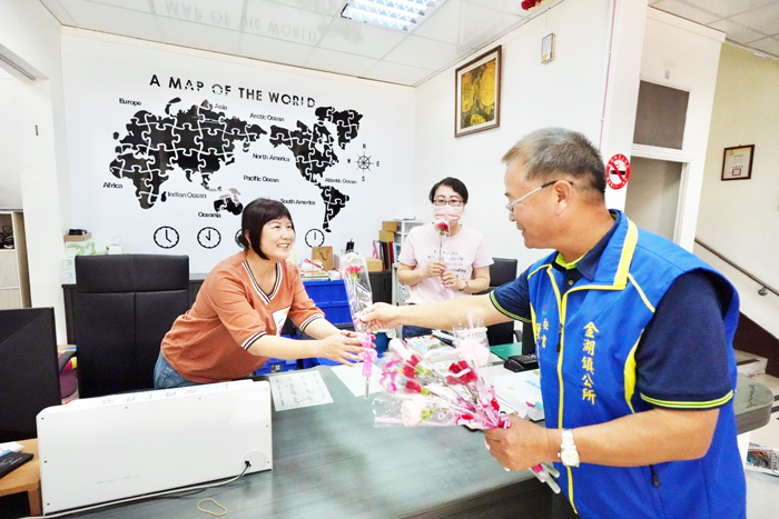 金湖鎮公所致贈康乃馨給全體職員工，提前祝福母親佳節快樂。（公所提供）