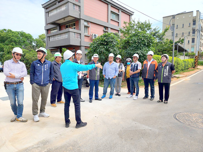 金城鎮代表會昨日進行下鄉考察，了解鎮務建設。（許峻魁攝）