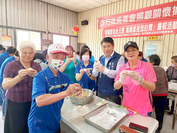 許玉昭(右)與大家一起包餃子慶祝母親節。(許峻魁攝)