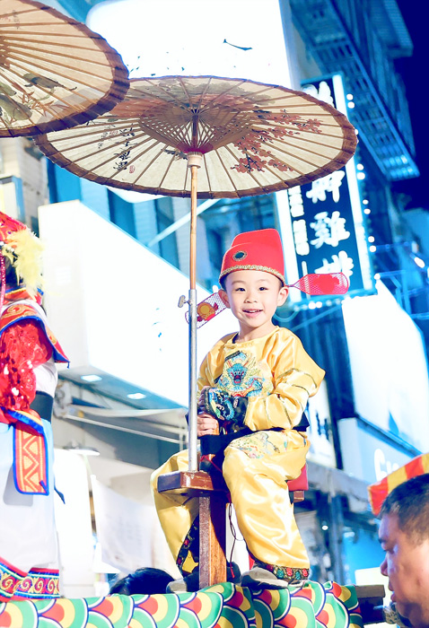 小朋友體驗坐蜈蚣座。(薛子軒攝)