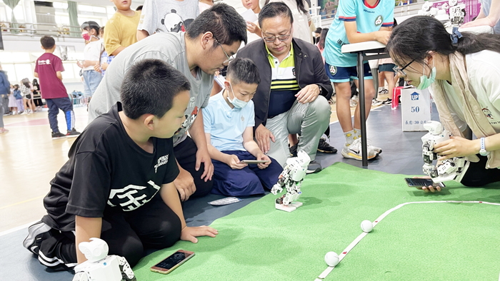 「2024臺灣環島科普列車」延伸活動「國小到校服務」,5月9日起於金湖國小體育館舉辦,現場共10個有趣又好玩的科普實驗攤位,將讓金東9所及金西2所共計11校逾千名學生到場參與,在闖關體驗中動手做實驗,了解科學的樂趣。(陳麗妤攝)