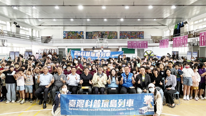 「2024臺灣環島科普列車」延伸活動「國小到校服務」,5月9日起於金湖國小體育館舉辦,現場共10個有趣又好玩的科普實驗攤位,將讓金東9所及金西2所共計11校逾千名學生到場參與,在闖關體驗中動手做實驗,了解科學的樂趣。(陳麗妤攝)