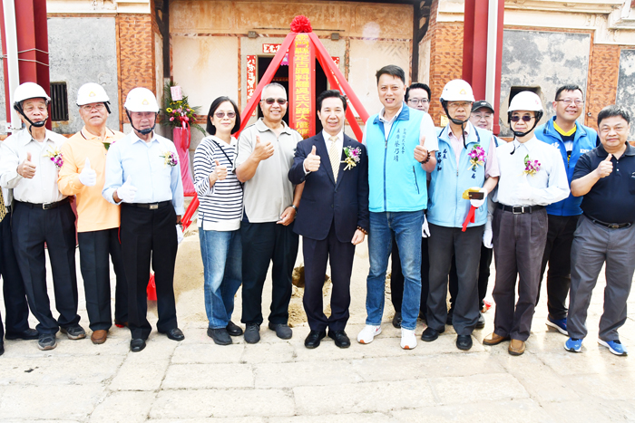 縣長陳福海與參加修復工程動土典禮貴賓合影。(楊水詠攝)