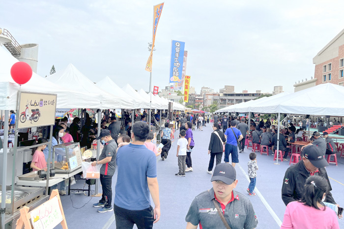 現場也規劃有園遊會、遊樂設施,陪伴員工眷屬共度一個快樂的週末。(莊煥寧攝)