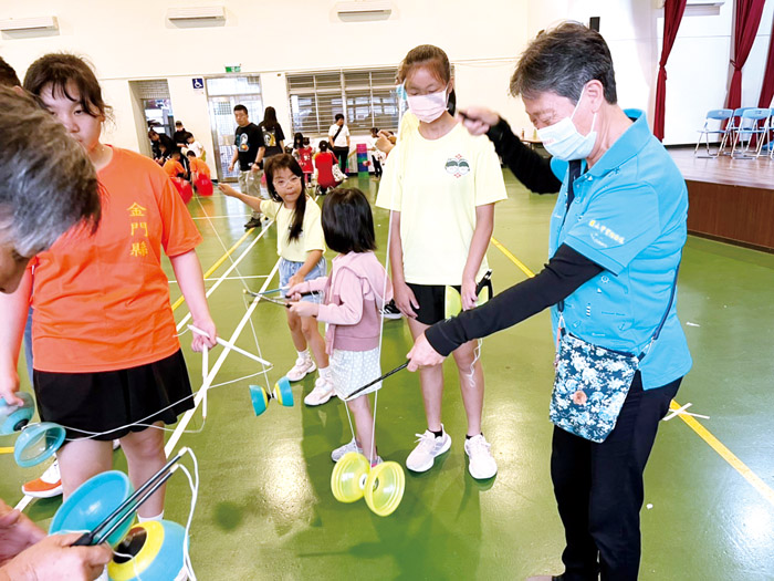 現場看到祖孫、親子共學玩扯鈴，場面溫馨又充滿歡樂。（高凡淳攝）