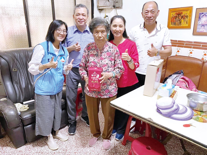 縣府社會處在母親節前夕代表縣府走訪慰問，關懷本縣90歲以上高齡長者的生活與健康。（社會處提供）