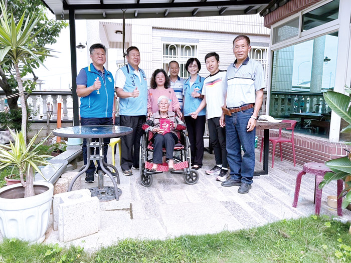 縣府社會處在母親節前夕代表縣府走訪慰問，關懷本縣90歲以上高齡長者的生活與健康。（社會處提供）