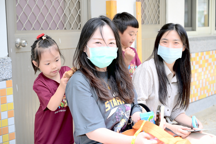 金湖國小幼兒園舉辦母親節慶祝活動，在「愛」及「感恩」中，共度佳節。（金湖國小提供）