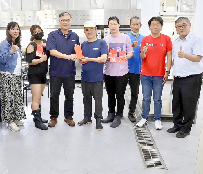 李副縣長慰勞廚工。(烈中提供)