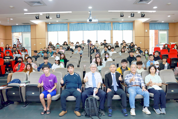 吳連賞分享人生經驗，並與金大師生合影。（金大提供）