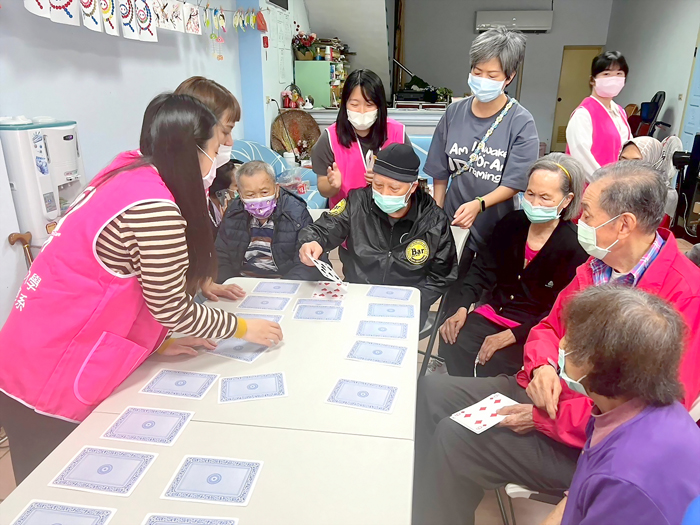 學生陪著長者玩桌遊。(金大提供)