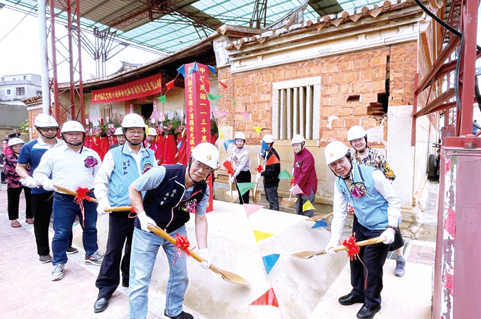 金門縣定古蹟小浦頭黃允棋古厝修復工程昨動土典禮,縣長陳福海偕與會嘉賓及所有權人代表完成三持鏟動土及傳統動土儀式。(陳麗妤攝)