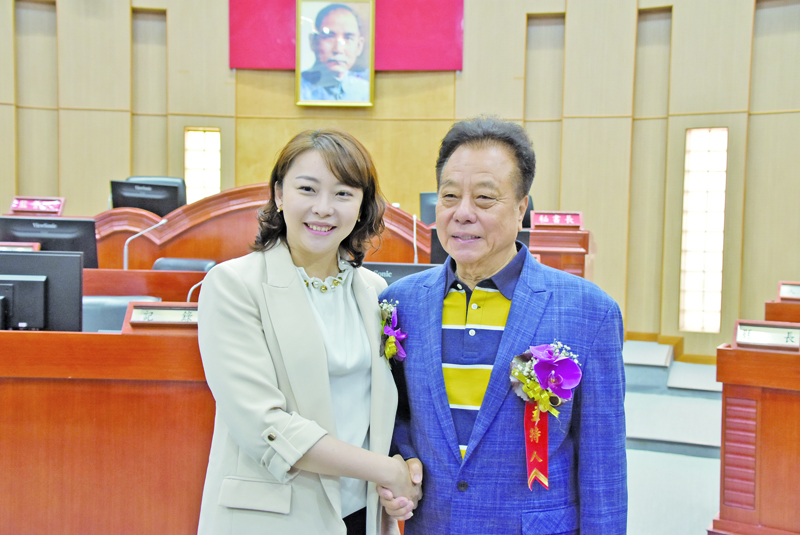 無黨籍金門縣議員吳佩雯今日上午遞補宣誓就職,議長洪允典表達祝賀和歡迎,並與到場觀禮的鄉親友人合影。(李增汪攝)
