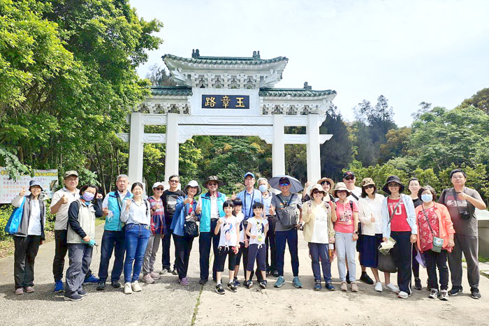 金門縣環境教育學會與金門縣環保局共同辦理「113年太武山淨山環境教育活動」,學員走讀太武山的地景、文化歷史與自然生態,並合照留念。(金門縣環境教育學會提供)
