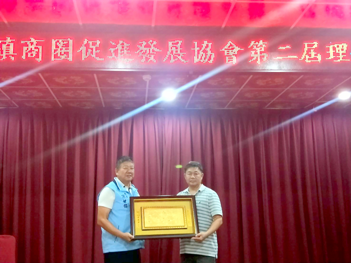 金湖鎮商圈促進發展協會由吳志成（右）接任理事長。（該會提供）