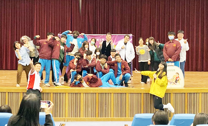 金門縣衛生局「金閃閃長照劇團」巡迴全縣五所國中演出宣導長照服務。(衛生局提供)