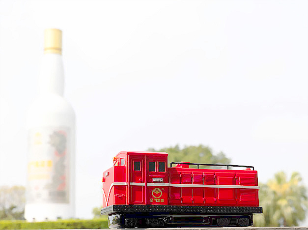 一路長紅‧阿里山DL-25柴油火車造型紀念酒。(林鐵處提供)