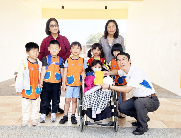 賢庵國小垵湖分校許姓幼生不幸發生嚴重車禍造成肢體受傷,校長楊肅健轉送教育部急難慰問金。(賢庵國小提供)